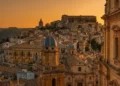 Via del centro storico di Ragusa con case in pietra restaurate e da recuperare