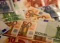 Banconote in euro da 10, 20, 50 e 100 sparse su un piano, immagine simbolo dell’indennità ISCRO 2026 per le partite IVA