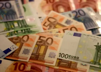 Banconote in euro da 10, 20, 50 e 100 sparse su un piano, immagine simbolo dell’indennità ISCRO 2026 per le partite IVA