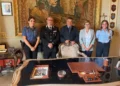 Carabinieri Scicli, il capitano D’Amico in alta uniforme con il sindaco Marino e altre tre donne nella stanza del sindaco