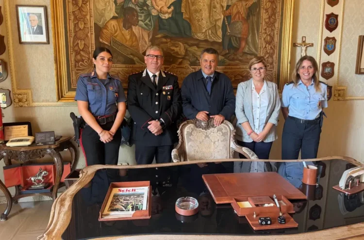 Carabinieri Scicli, il capitano D’Amico in alta uniforme con il sindaco Marino e altre tre donne nella stanza del sindaco