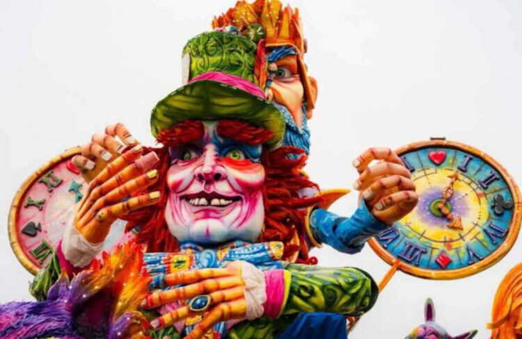 Carro allegorico di carnevale con un grande personaggio in cartapesta dal cilindro verde, capelli rossi e due orologi colorati