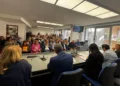 Sala piena all'incontro sul caro carburante a Ragusa: il pubblico seduto davanti al tavolo dei relatori con i microfoni
