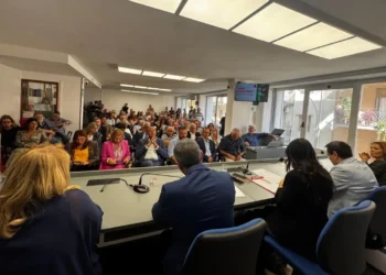 Sala piena all'incontro sul caro carburante a Ragusa: il pubblico seduto davanti al tavolo dei relatori con i microfoni