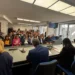 Sala piena all'incontro sul caro carburante a Ragusa: il pubblico seduto davanti al tavolo dei relatori con i microfoni