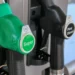 Pistole di erogazione per benzina Super E5 e diesel in un distributore, simbolo del caro carburante