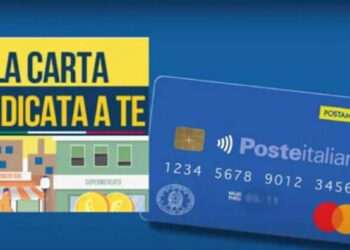 Grafica della Carta Dedicata a te con la carta prepagata blu di Poste Italiane e un’illustrazione di negozi alimentari