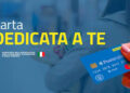 Grafica della Carta dedicata a te: una mano tiene la carta prepagata blu di Poste Italiane accanto al logo del ministero