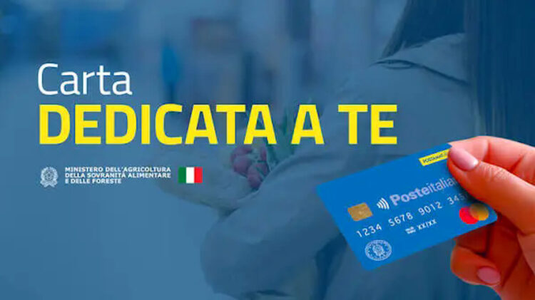 Grafica della Carta dedicata a te: una mano tiene la carta prepagata blu di Poste Italiane accanto al logo del ministero