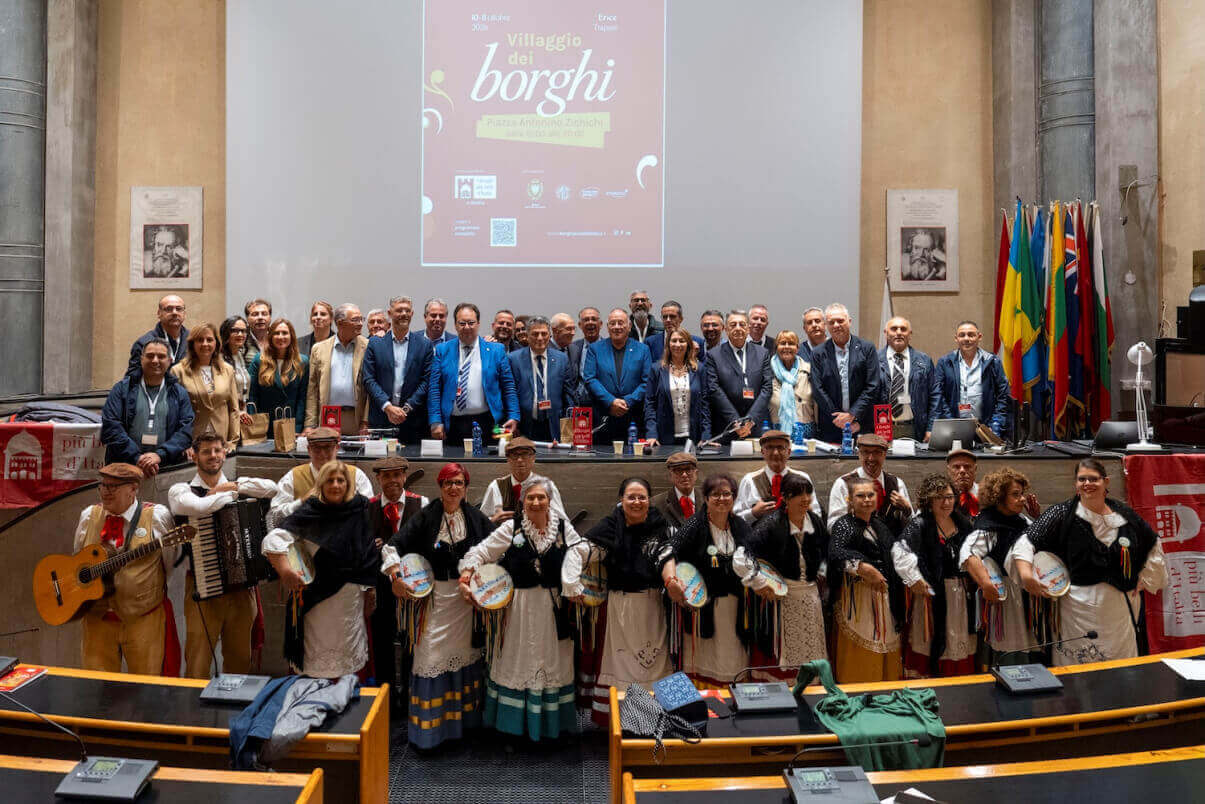 Sindaci dei borghi siciliani e gruppo folk in costume tradizionale a Erice, al festival chiuso dalla Carta di Erice