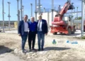 Il direttore dell'Asp Pino Drago con il sindaco di Pozzallo e Massimo Cicero tra i pilastri in acciaio del cantiere del PTA