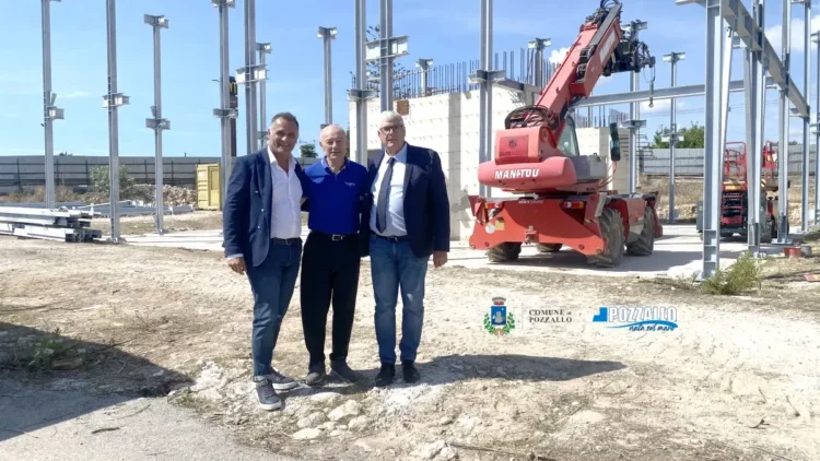 Il direttore dell'Asp Pino Drago con il sindaco di Pozzallo e Massimo Cicero tra i pilastri in acciaio del cantiere del PTA
