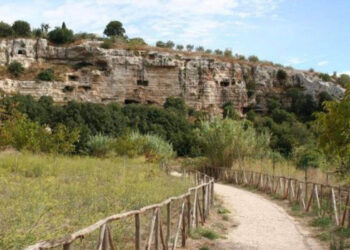 guida a uno dei maggiori insediamenti rupestri della Sicilia