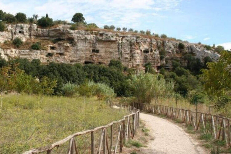 guida a uno dei maggiori insediamenti rupestri della Sicilia