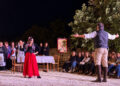 Viale di un parco storico allestito per un'opera all'aperto