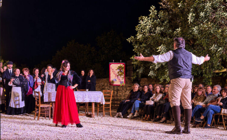 Viale di un parco storico allestito per un'opera all'aperto