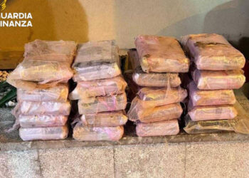 Panetti di cocaina sequestrati a Villabate, avvolti nel cellophane e impilati in quattro colonne su un muretto di pietra