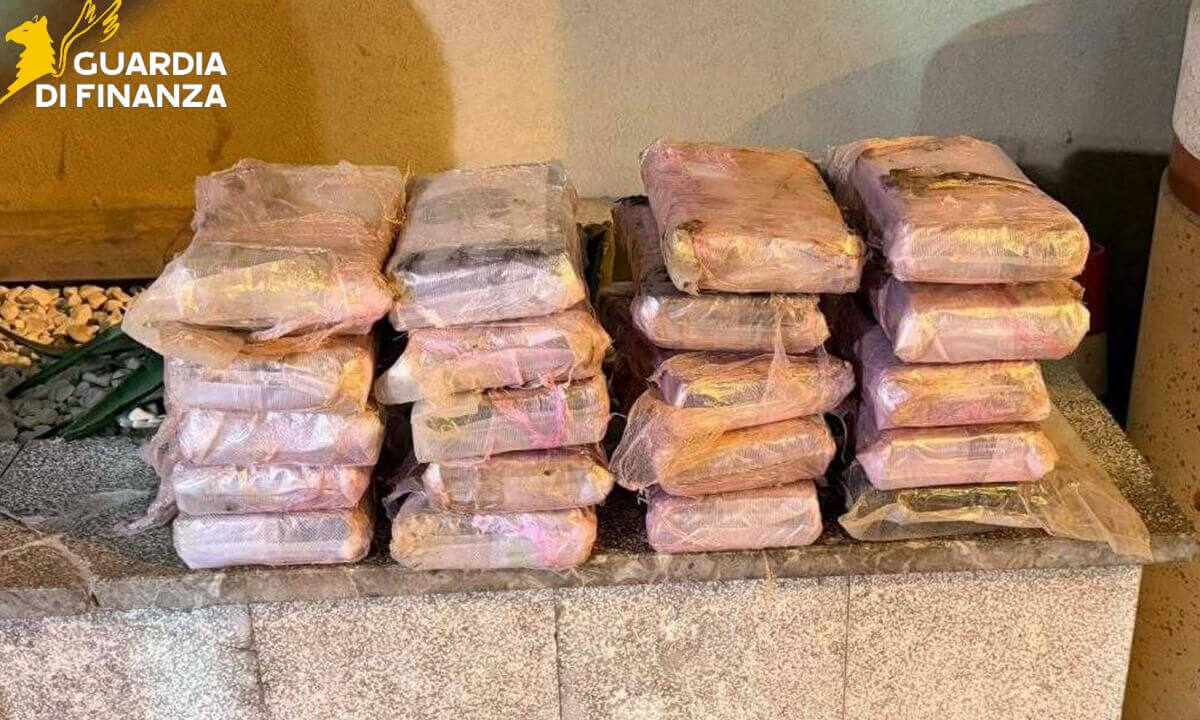 Panetti di cocaina sequestrati a Villabate, avvolti nel cellophane e impilati in quattro colonne su un muretto di pietra
