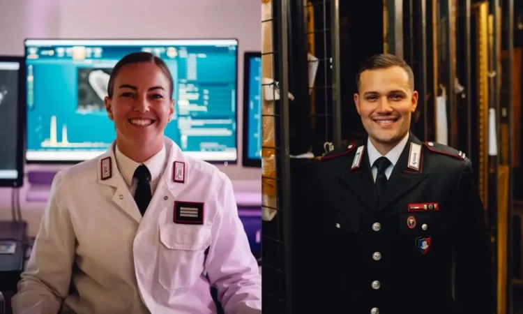 Due carabinieri sorridenti: una militare in camice bianco in un laboratorio e un maresciallo in uniforme scura