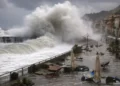 Mareggiata con onde altissime sul lungomare allagato, tra tavolini, ombrelloni e arredi dei locali rovesciati dall'acqua