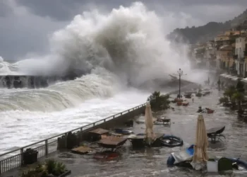 Mareggiata con onde altissime sul lungomare allagato, tra tavolini, ombrelloni e arredi dei locali rovesciati dall'acqua