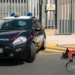 Auto dei carabinieri con lampeggianti blu parcheggiata davanti al cancello di una stazione, con il logo Carabinieri Ragusa