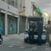 Agenti della polizia locale di Vittoria in controllo accanto all'auto di servizio, vicino a un uomo con un monopattino elettrico