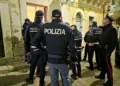 Agenti della Polizia di Stato, della Polizia Locale e un carabiniere durante controlli serali in una strada del centro storico