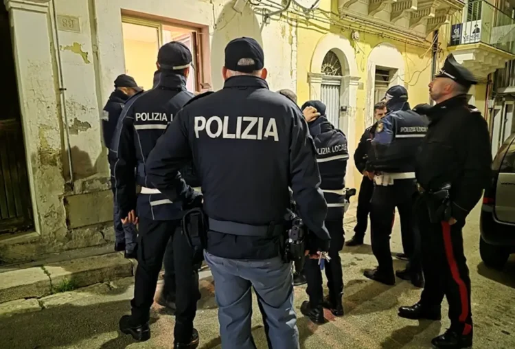 Agenti della Polizia di Stato, della Polizia Locale e un carabiniere durante controlli serali in una strada del centro storico