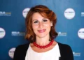 Stefania Campo, deputata regionale M5s, sorride davanti a un pannello blu con i loghi del Movimento 5 Stelle Sicilia