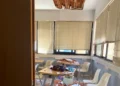 Aula di una scuola di Vittoria con un'apertura nel soffitto crollato e calcinacci su banchi, sedie e pavimento