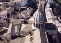 Vista dall’alto della cupola di San Giorgio a Ragusa Ibla, circondata dai tetti in coppi del centro storico