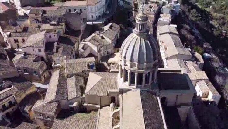 Vista dall’alto della cupola di San Giorgio a Ragusa Ibla, circondata dai tetti in coppi del centro storico