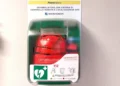 Defibrillatore di Poste Italiane in una teca verde a parete, con sistema di controllo remoto e localizzazione GPS