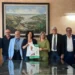 Otto persone in posa in una sala istituzionale di Ragusa mostrano il manifesto sulla donazione degli organi con il QR Code