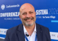 Gregorio Lenzo, presidente Ebt Ragusa, sorridente davanti al pannello della Conferenza di sistema Confcommercio 2026