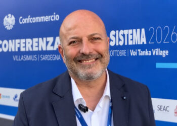 Gregorio Lenzo, presidente Ebt Ragusa, sorridente davanti al pannello della Conferenza di sistema Confcommercio 2026