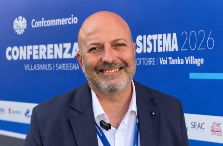 Gregorio Lenzo, presidente Ebt Ragusa, sorridente davanti al pannello della Conferenza di sistema Confcommercio 2026