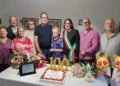 Emilia Vicari, 100 anni, con la sindaca di Modica e i familiari davanti alla torta con la scritta Buon compleanno Emilia