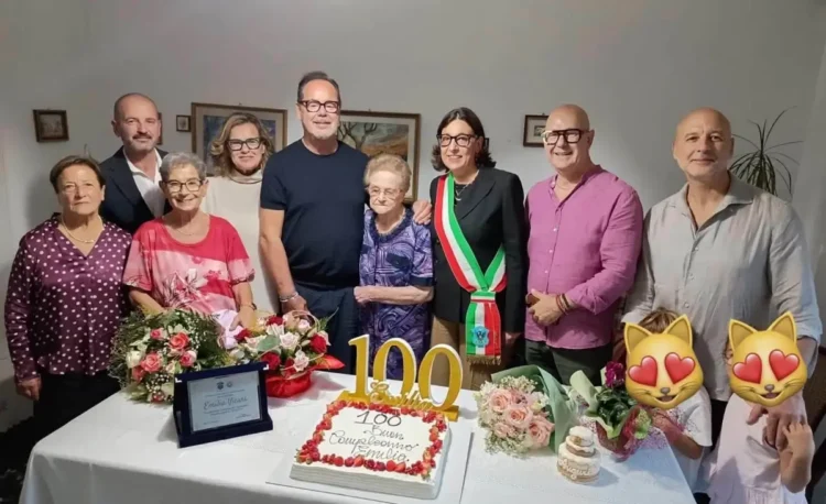 Emilia Vicari, 100 anni, con la sindaca di Modica e i familiari davanti alla torta con la scritta Buon compleanno Emilia