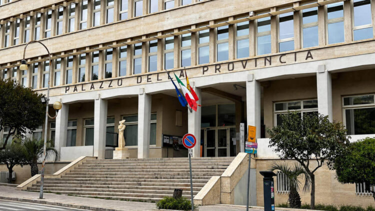 Ingresso del Palazzo della Provincia di Ragusa, sede dell’incontro sul fermo dell’autotrasporto, con scalinata e bandiere