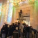 Fedeli portano il simulacro di San Francesco fuori dalla chiesa illuminata a festa durante la processione a Ragusa