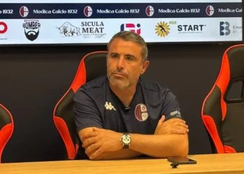 Filippo Raciti, allenatore del Modica calcio, a braccia conserte al tavolo della sala stampa prima della gara con l'Enna