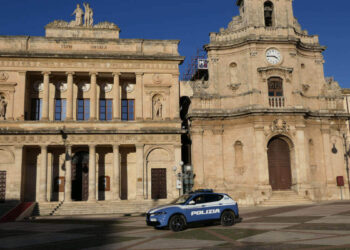 Auto della Polizia di Stato in piazza del Popolo a Vittoria, davanti al Teatro Comunale e alla chiesa di Santa Maria delle Grazie