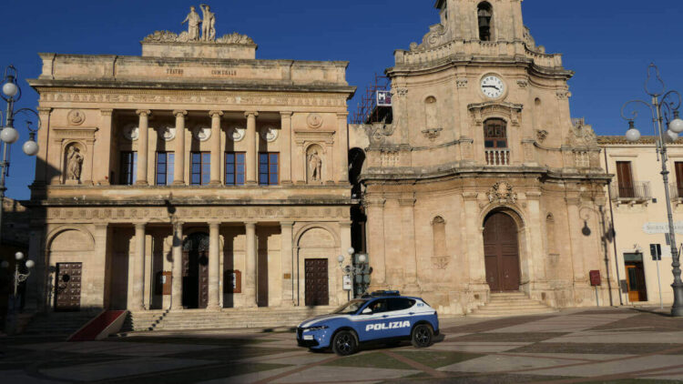 Auto della Polizia di Stato in piazza del Popolo a Vittoria, davanti al Teatro Comunale e alla chiesa di Santa Maria delle Grazie