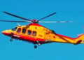 Elicottero giallo e rosso del 118 in volo nel cielo azzurro, come quello intervenuto per la bimba di Giarratana