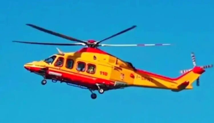 Elicottero giallo e rosso del 118 in volo nel cielo azzurro, come quello intervenuto per la bimba di Giarratana