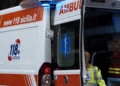 Ambulanza del 118 Sicilia con il portellone aperto e una soccorritrice di spalle: foto di repertorio, incidente a Ragusa