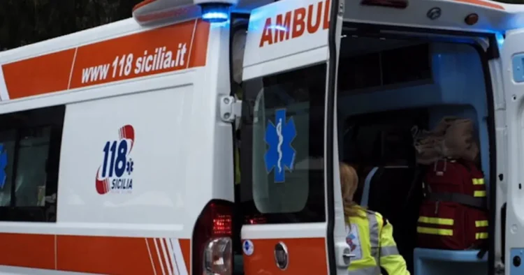 Ambulanza del 118 Sicilia con il portellone aperto e una soccorritrice di spalle: foto di repertorio, incidente a Ragusa