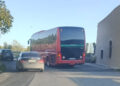 Autobus rosso fermo su una strada stretta dopo l’incidente sulla Modica-Ragusa